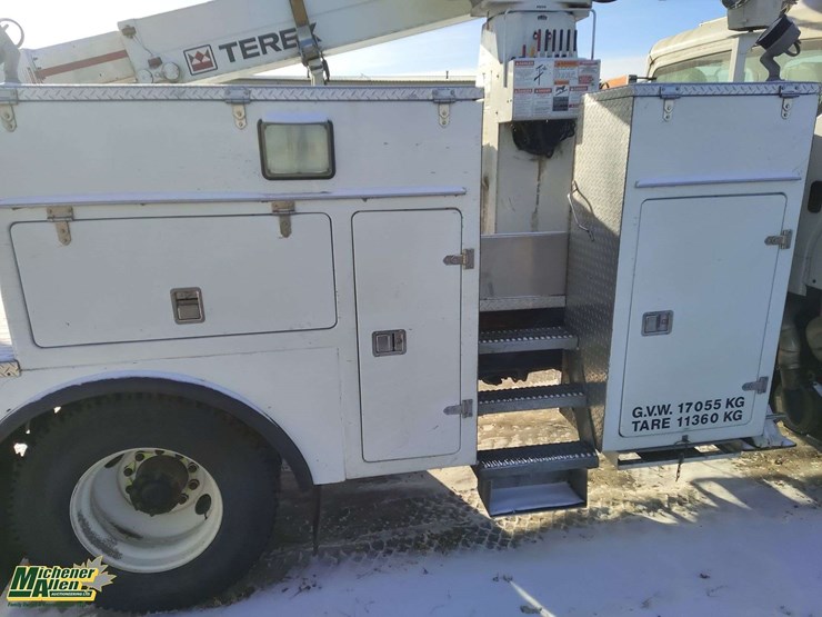 2009-freightliner-m2-106-image-23