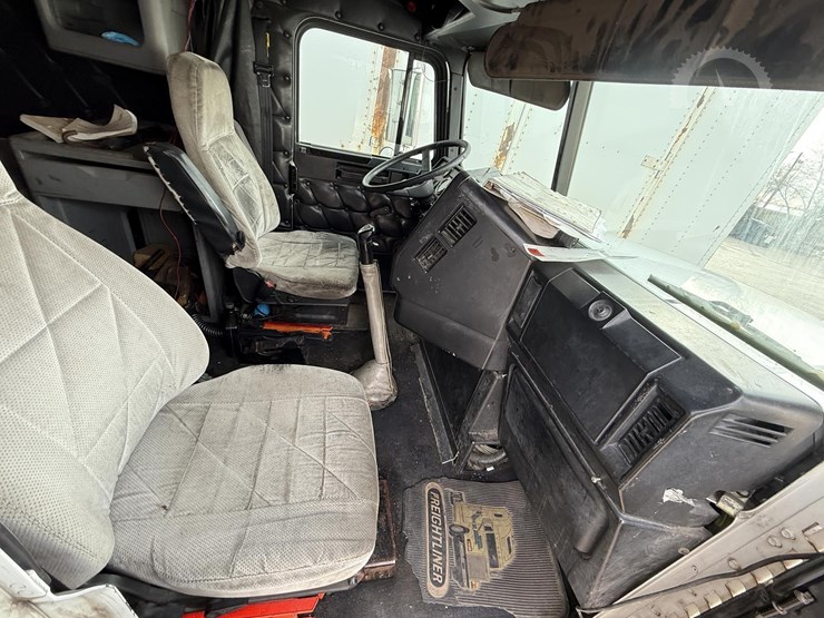 1988-freightliner-flc120-image-15