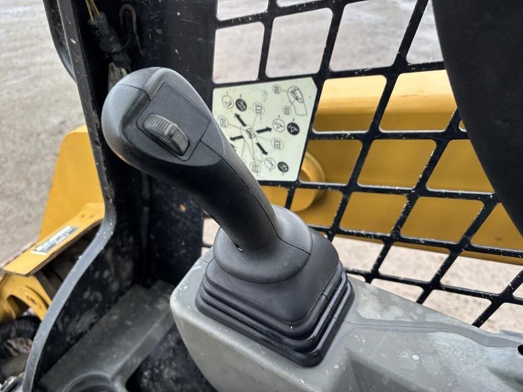 2021-caterpillar-259d3-image-24