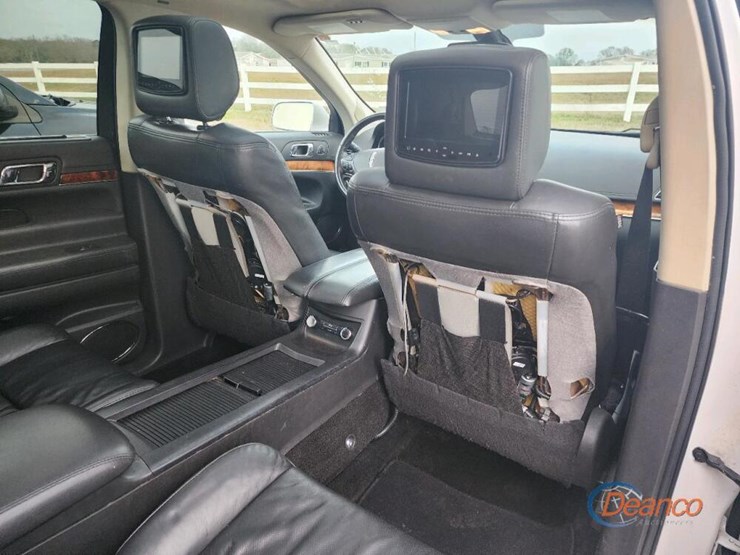 2013-lincoln-mkt-image-12