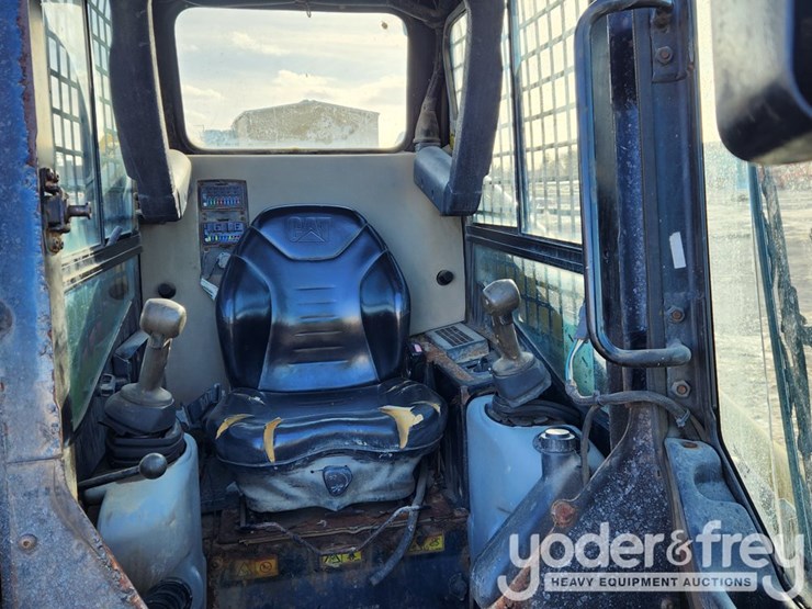 2011-caterpillar-236b3-image-22