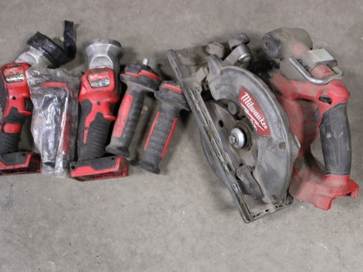 milwaukee-flashlights-and-skilsaw-image-1