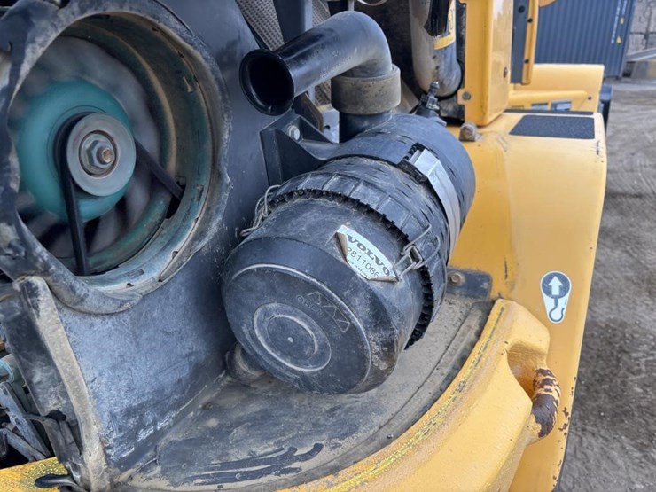 2012-volvo-l30b-image-44