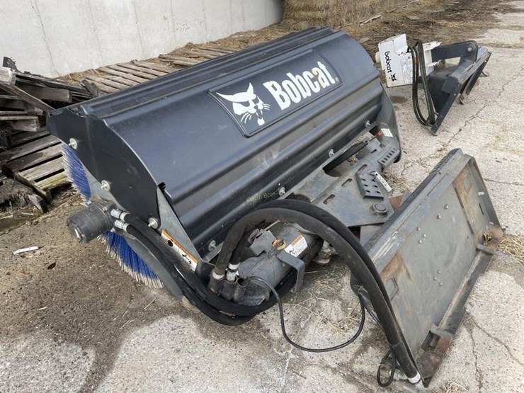 bobcat-72"-universal-attach-h-broom-image-2
