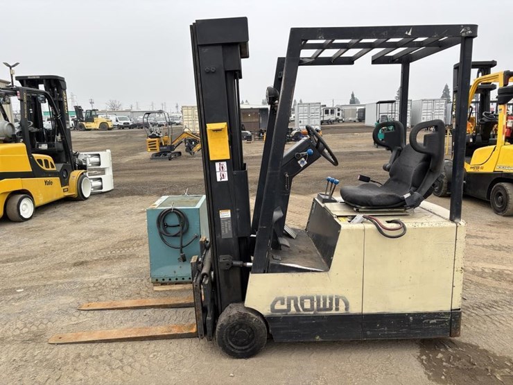 crown-303sctt-forklift-image-5