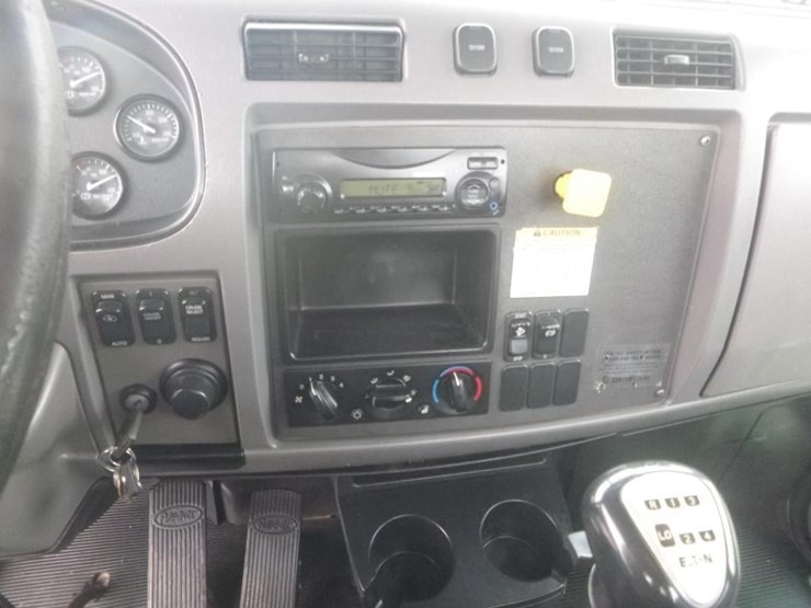 2011-peterbilt-337-image-17