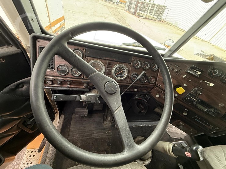 1988-freightliner-flc120-image-24