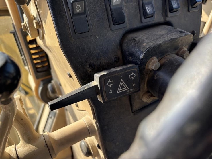 2005-caterpillar-143h-image-37