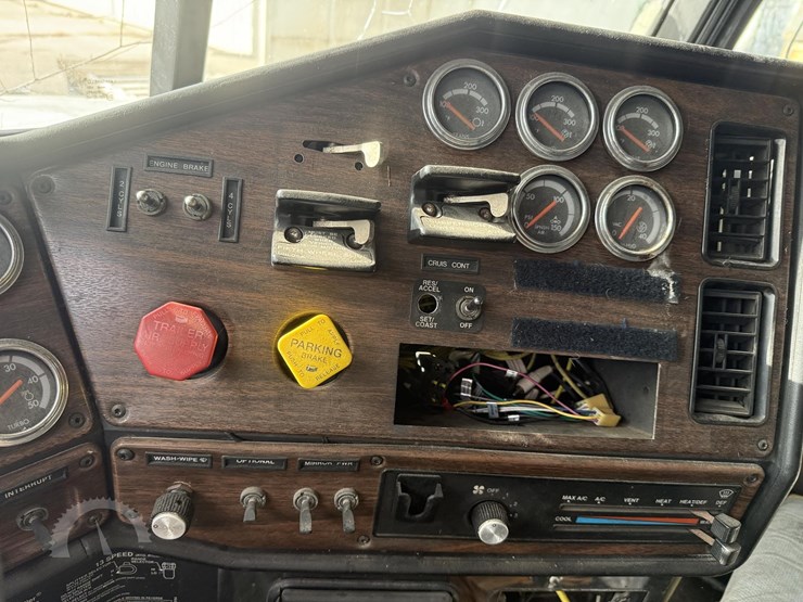 1997-freightliner-fld120-image-34