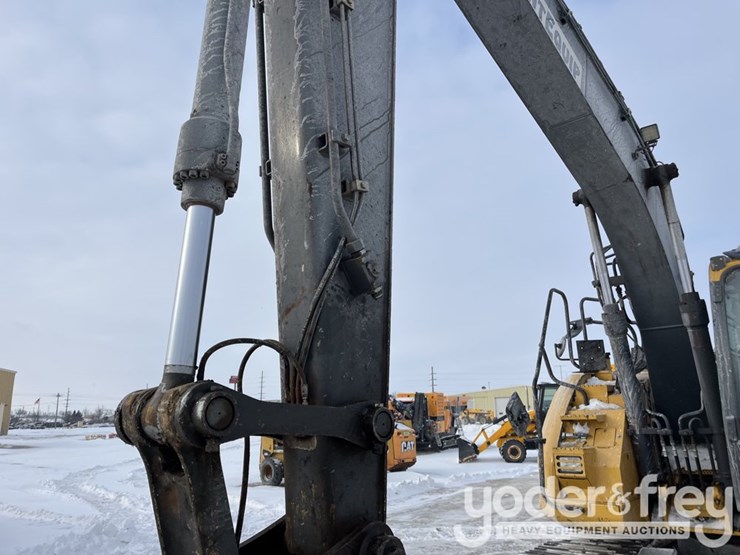 2022-deere-135g-image-33