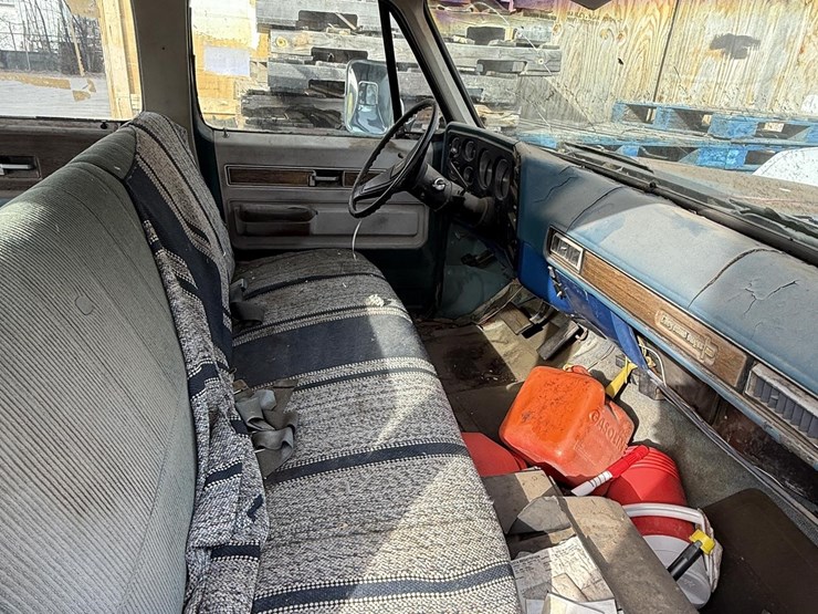 1973-chevrolet-suburban-image-15