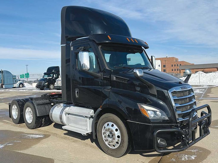 2021-freightliner-cascadia-116-image-1