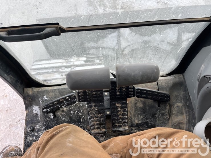 2022-deere-135g-image-44