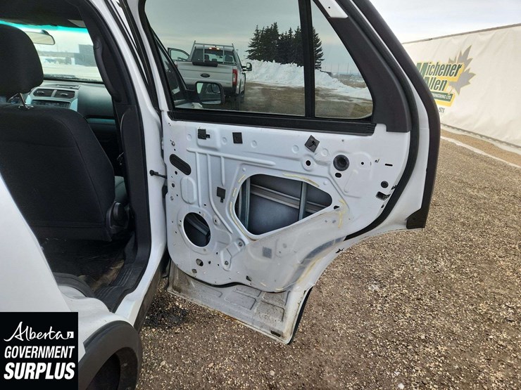 2013-ford-explorer-image-38