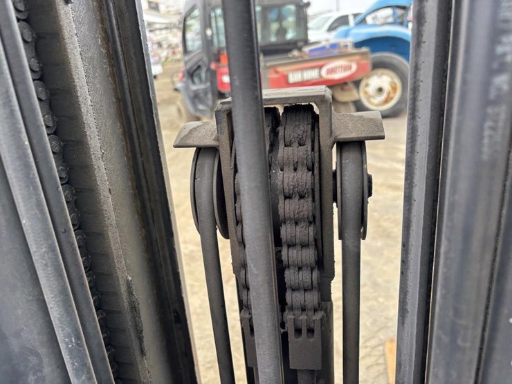 crown-303sctt-forklift-image-14