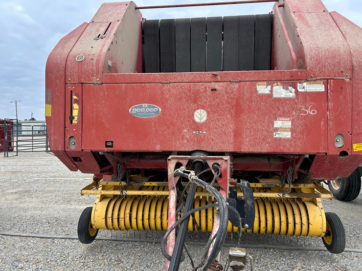 new-holland-br780a-image-3