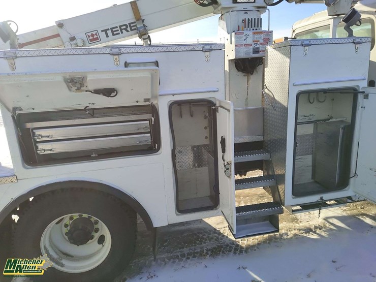 2009-freightliner-m2-106-image-22