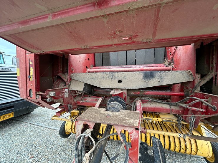 new-holland-br780a-image-11