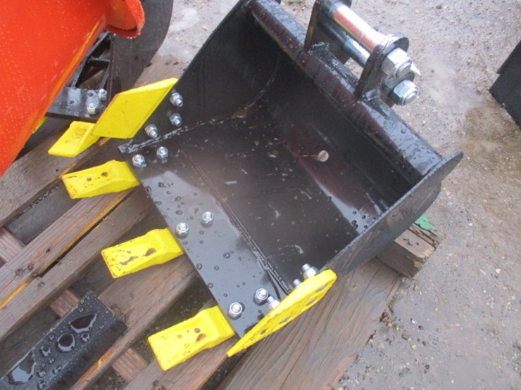 #6877-•-40cm-toothed-bucket-image-1