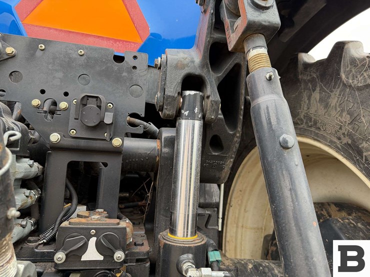 new-holland-t8.330-image-41