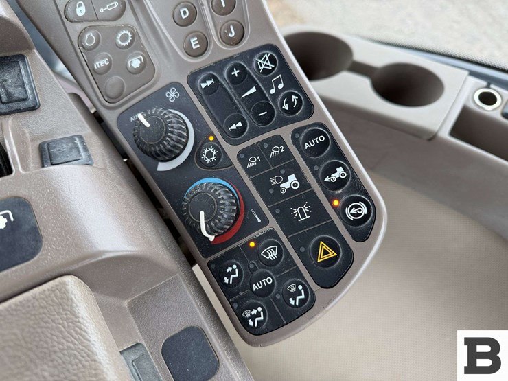 2011-john-deere-8310r-image-75