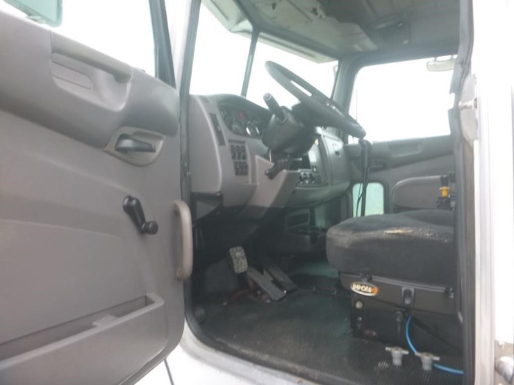 2011-peterbilt-337-image-13