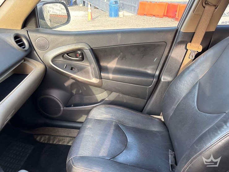 2010-toyota-rav4-image-17