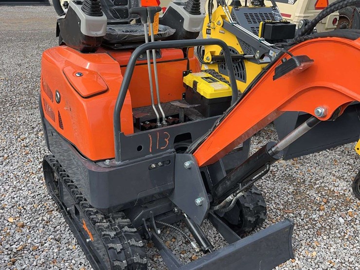 me18-mini-excavator-image-2