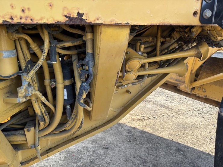 2005-caterpillar-143h-image-70