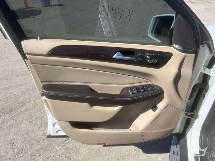 2017-mercedes-benz-gls450-awd-suv-image-11