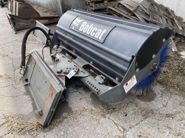 bobcat-72"-universal-attach-h-broom-image-3