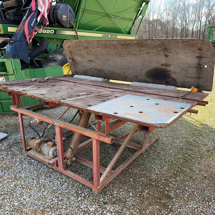 Livestock Tilting Grooming Table