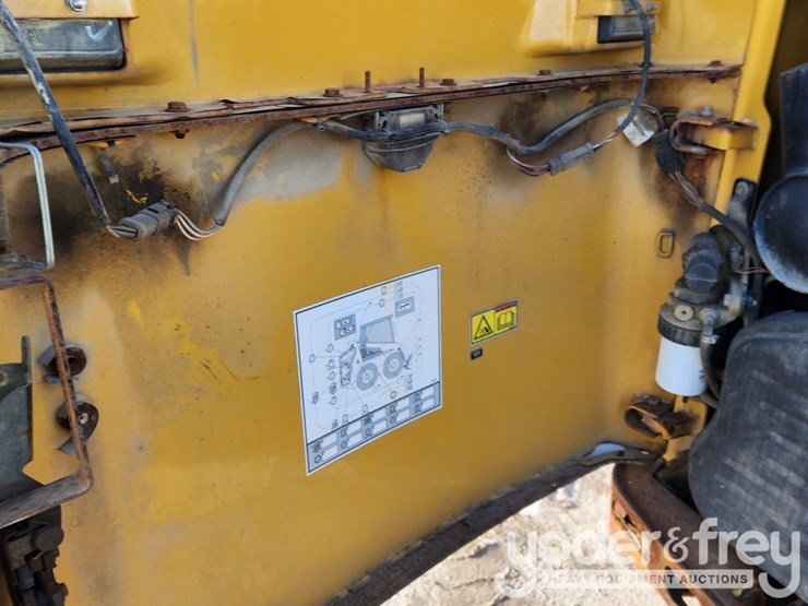 2011-caterpillar-236b3-image-16