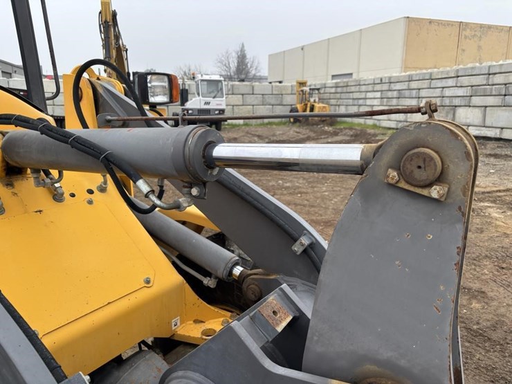 2012-volvo-l30b-image-15