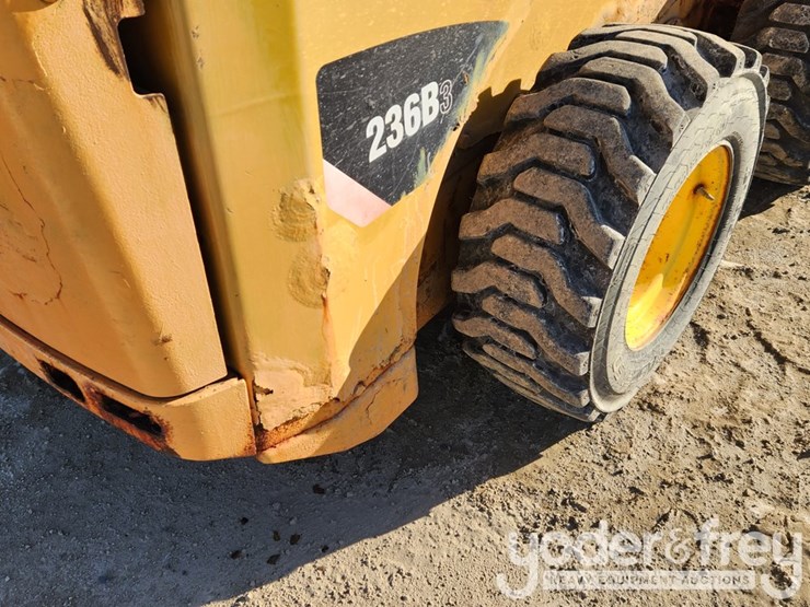2011-caterpillar-236b3-image-17