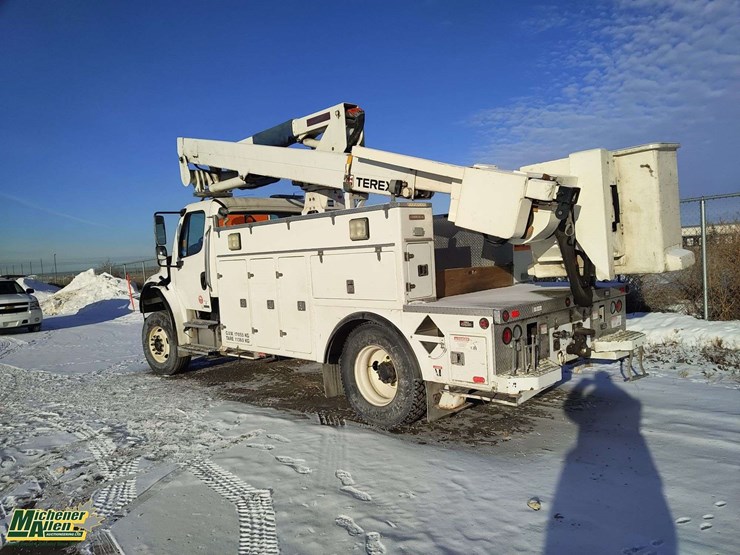 2009-freightliner-m2-106-image-3