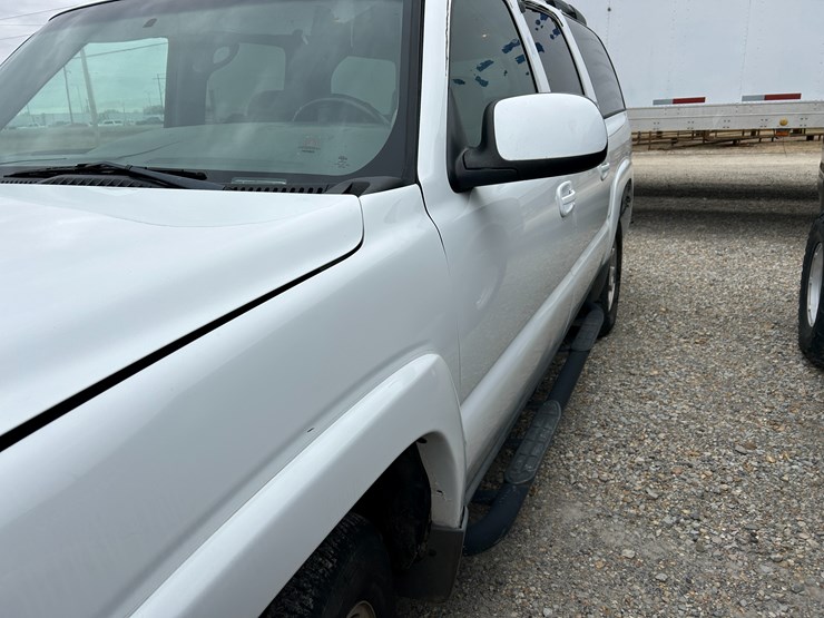 2004-chevrolet-suburban-image-4