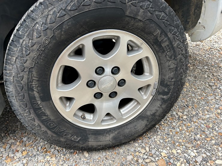 2004-chevrolet-suburban-image-7