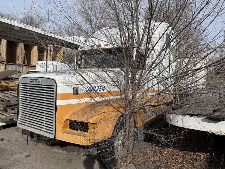 1997-freightliner-fld120-image-1