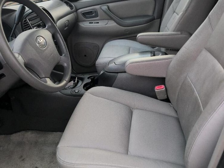 2003-toyota-sequoia-image-7