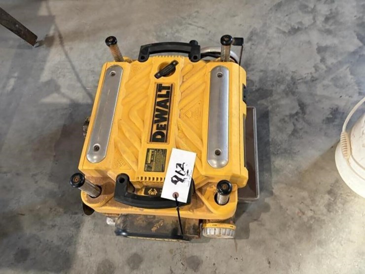 dewalt-13"-thickness-planer-image-2