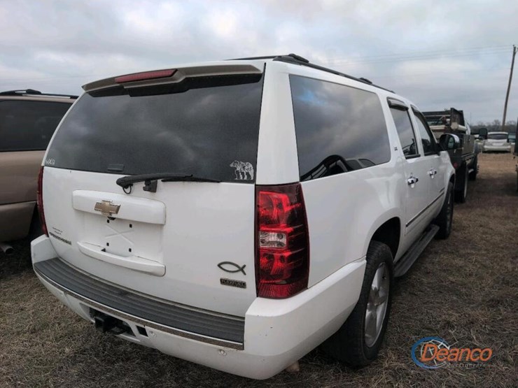 2010-chevrolet-suburban-image-3