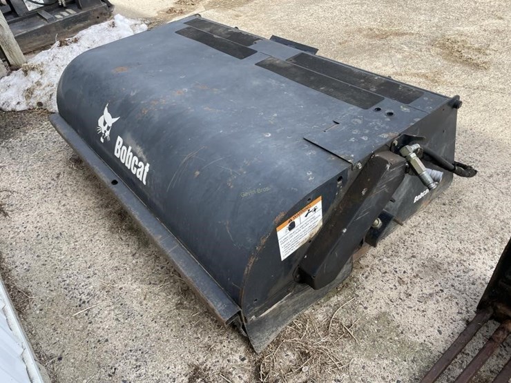bobcat-72"-universal-attach-broom-sweeper-image-2