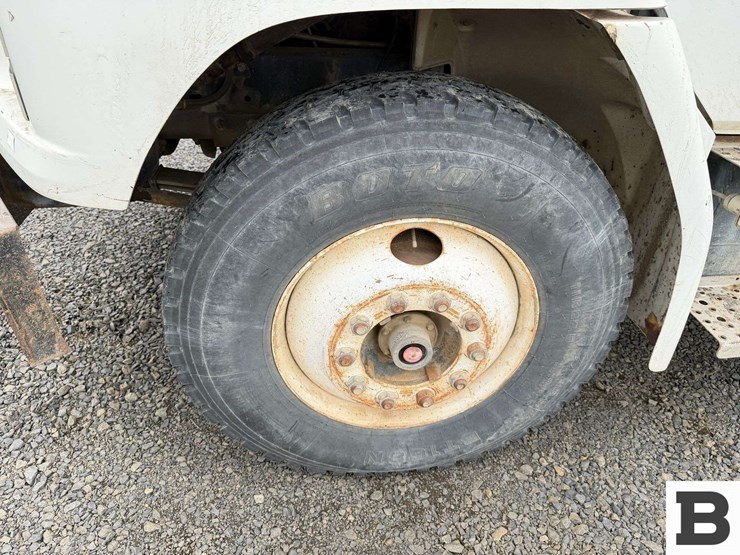 1996-freightliner-fl70-image-8