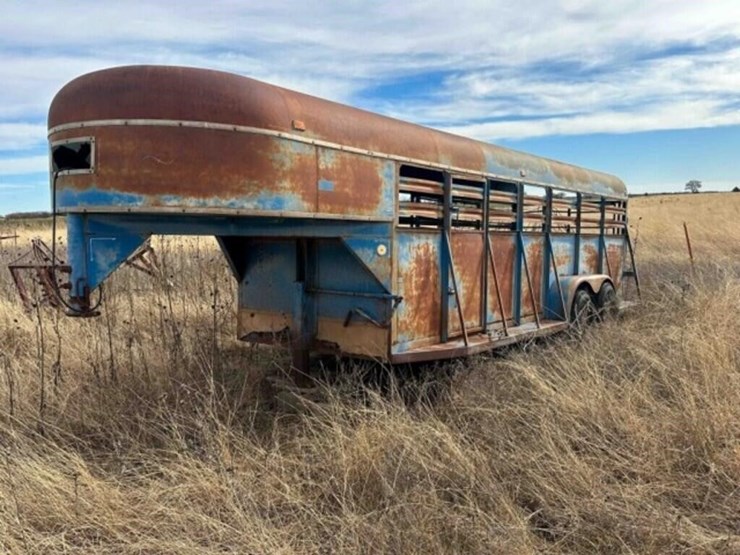bullmobile-20'x6'-livestock-trailer-image-1