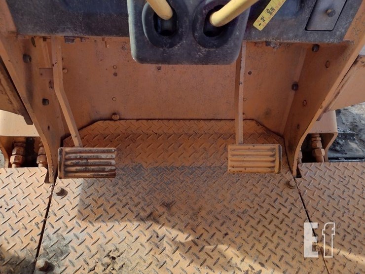 komatsu-d31a-17-image-8