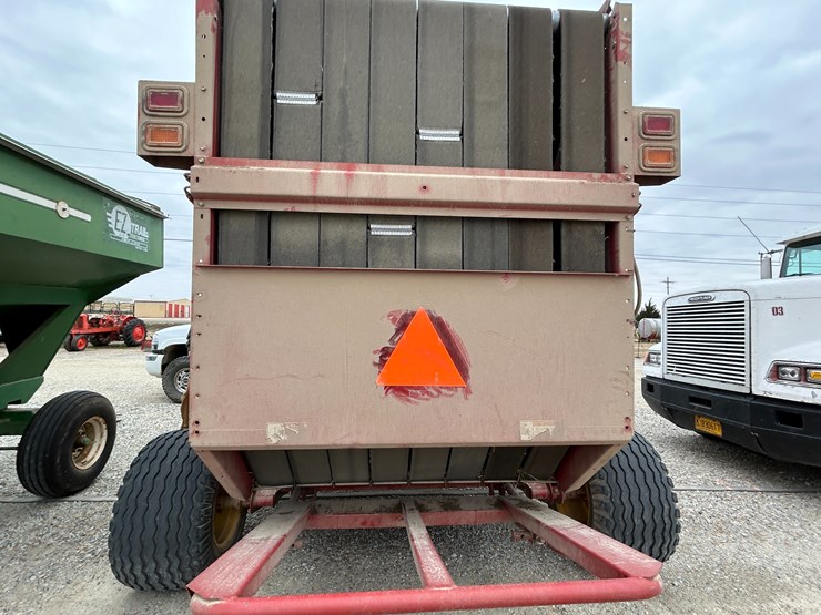 new-holland-br780a-image-7