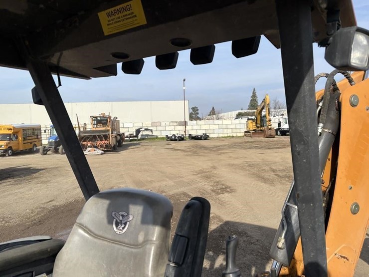 2017-case-580sn-image-21