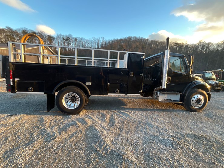 2017-freightliner-m2-106-image-1