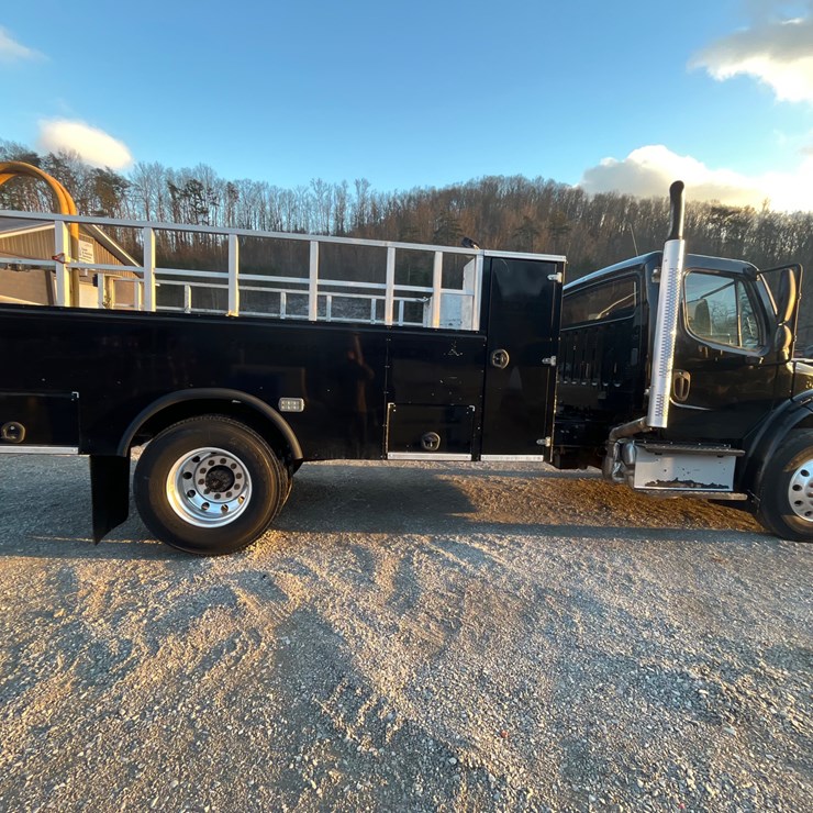 2017 FREIGHTLINER M2 106